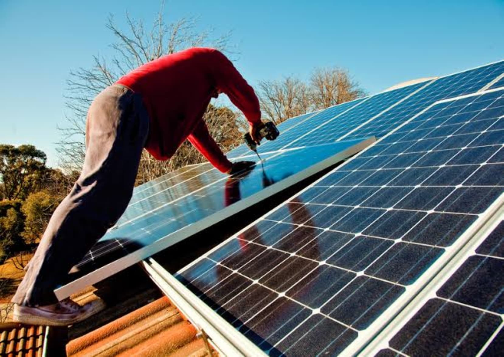 TVA zero pentru panouri fotovoltaice și baterii? Prosumatorii cer măsuri de urgență după criza energetică din această vară