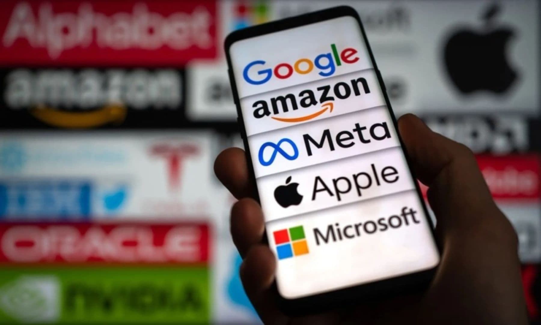 Pariu de 1.160 de miliarde de dolari pe inteligența artificială. Giganții Big Tech au semnat contracte uriașe pentru centre de date înainte ca acestea să existe