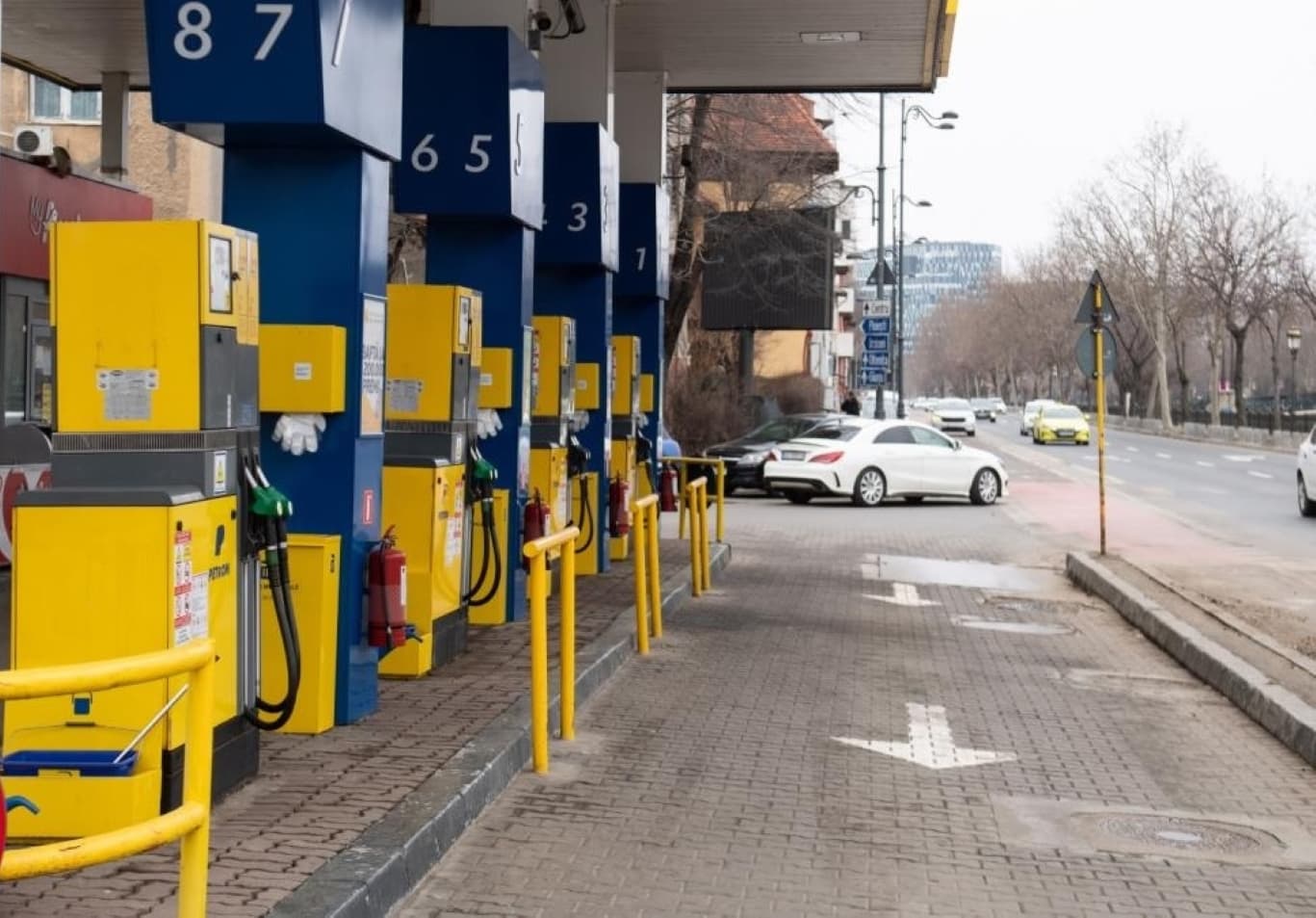 Benzina și motorina s-au scumpit înainte de ieftinire. Cât va costa motorina de duminică