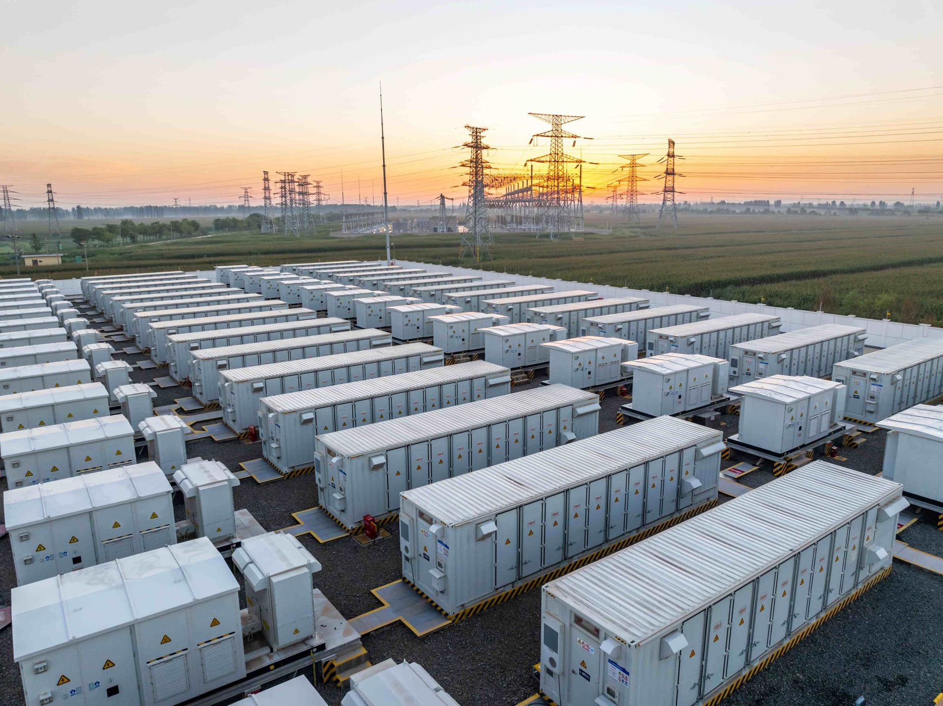 Bateriile din parcurile solare și eoliene scapă de garanția de 30.000 de euro/MW impusă de ANRE