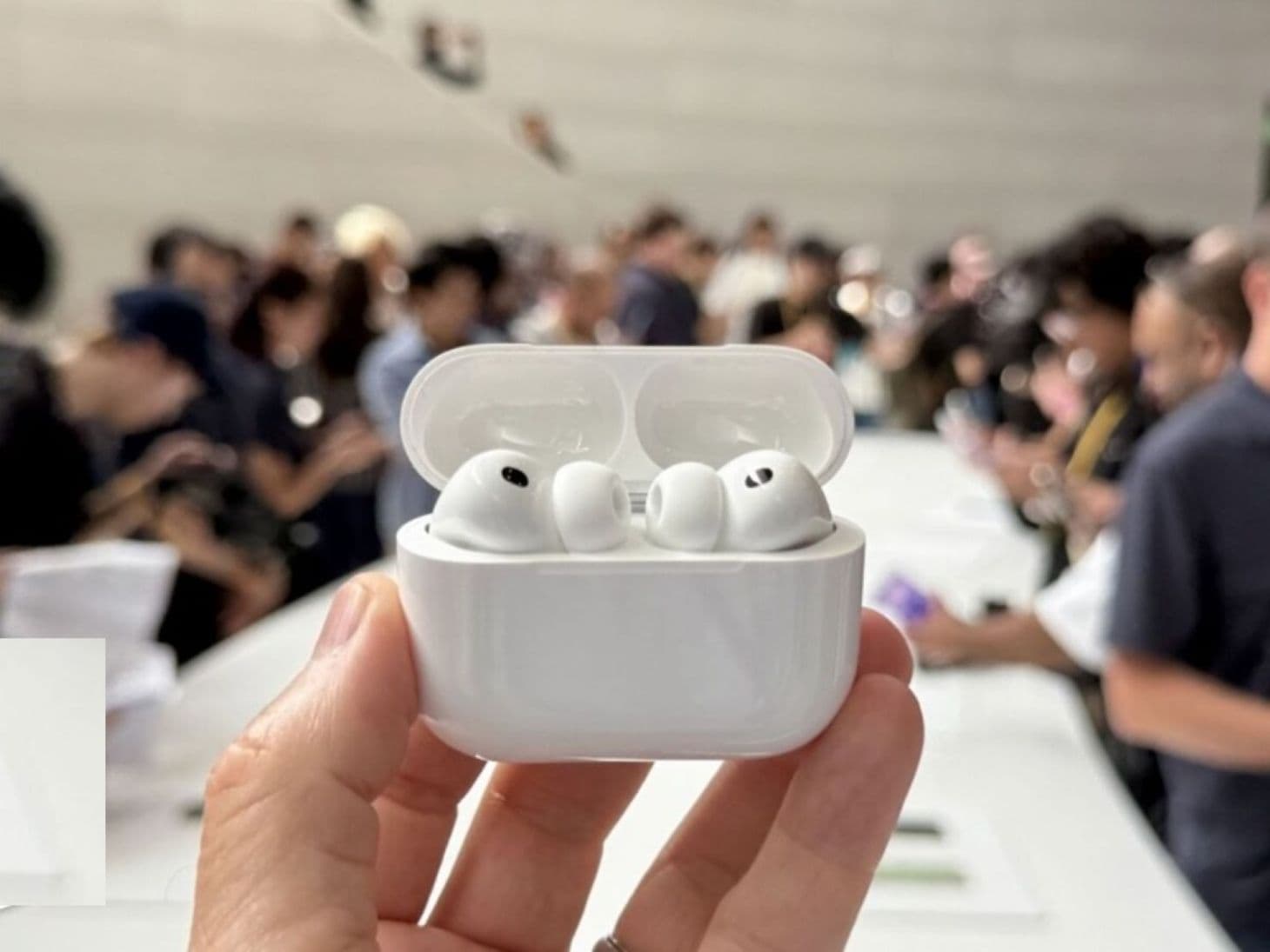 Cum să faci (ilegal) milioane de euro din vânzarea de AirPods