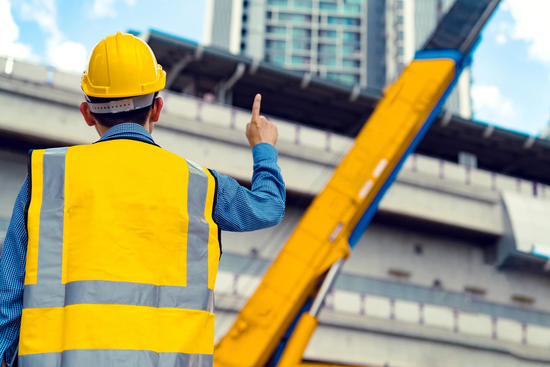 Construcțiile, aproape de record în România. Sectorul crește cu 12%, dar fondurile europene și costurile pun presiune pe piață