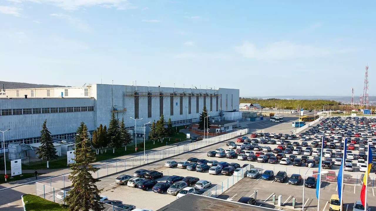 Dacia produce mai mult cu mai puțini oameni. Numărul angajaților a scăzut cu 4.205 de oameni față de 2019