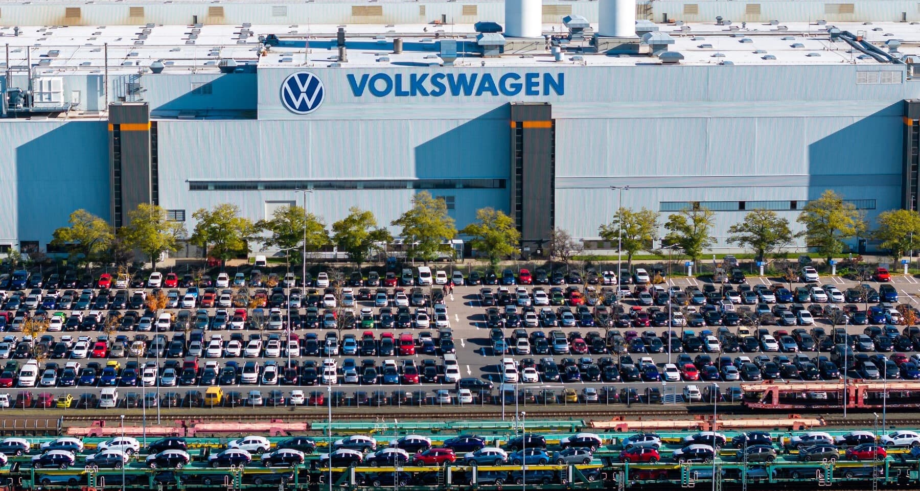 Volkswagen pierde teren pe toate fronturile. Profitul se prăbușește, iar gigantul german iese din Euro Stoxx 50