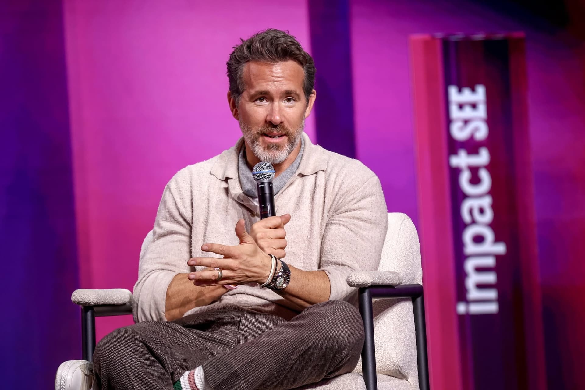 Ryan Reynolds, de la stivuitor la un imperiu în business. Starul Hollywoodului le-a vorbit tinerilor anteprenori la București