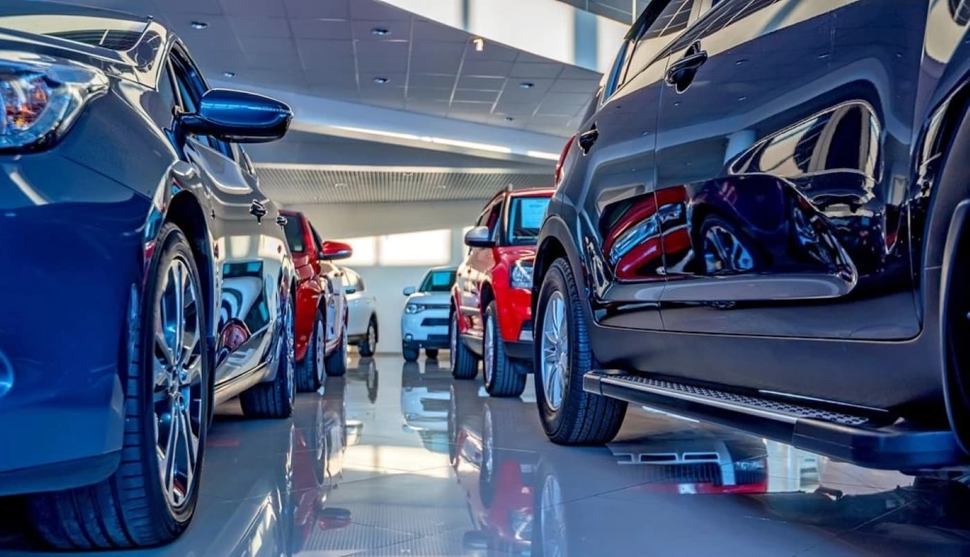 Piața auto din România frânează - doar electricele accelerează. Dacia domină, BYD urcă spectaculos