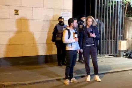 Imagini noi de la FOIȘOR: Activista CERVA a îmbrâncit și înjurat un ambulanțier
