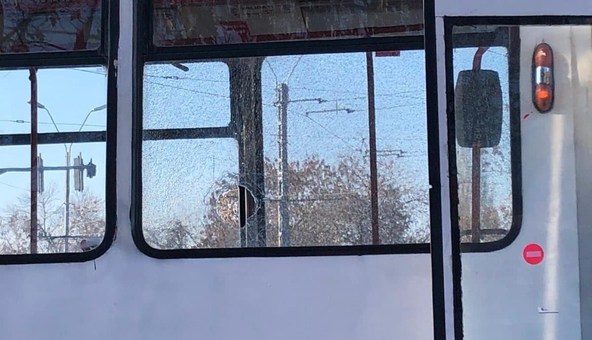 NEBUNIE! A fost atacat un TRAMVAI în București