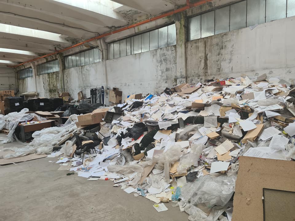 S-a evitat o CATASTROFĂ! Zeci de mii de acte oficiale au fost aruncate ca la gunoi