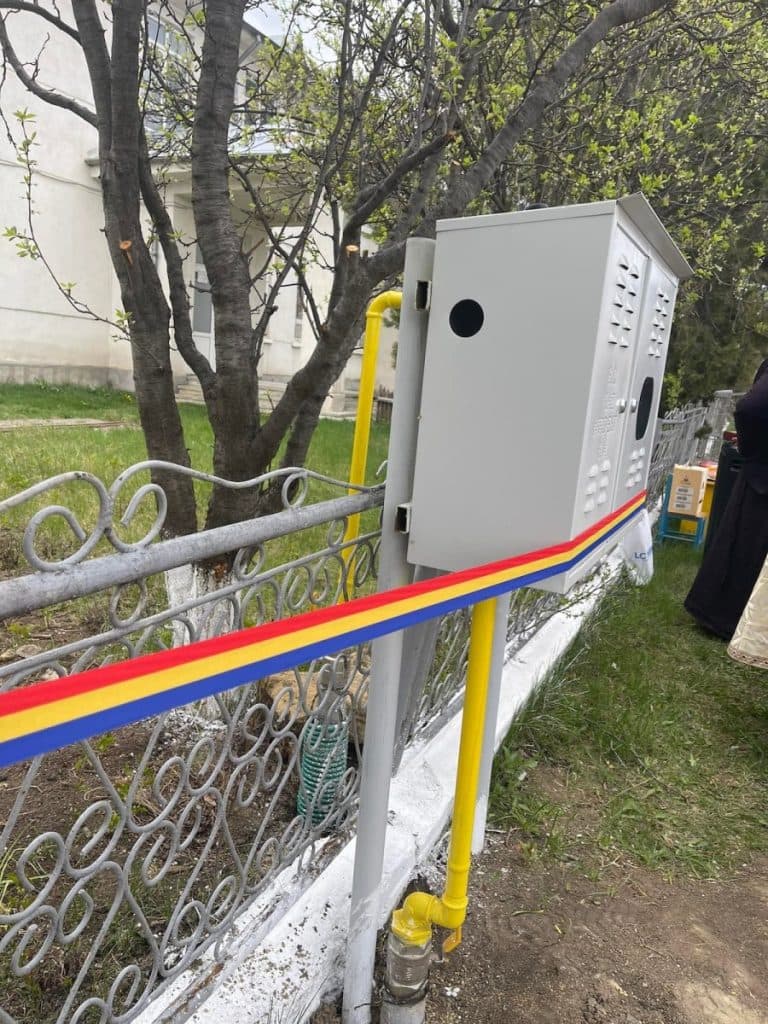 S-a scris istorie la Frumușica! Panglică, pâine cu sare și sobor de preoți la inaugurarea contorului de gaz