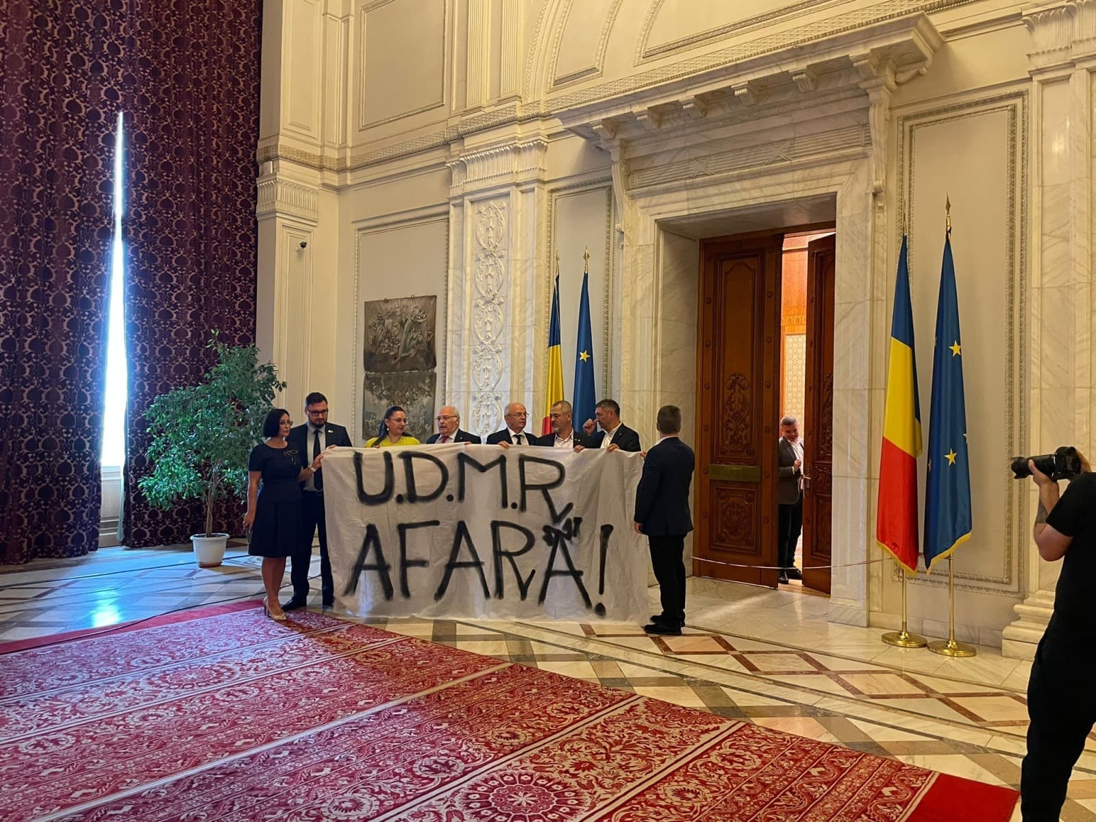 AUR, protest în fața biroului lui Marcel Ciolacu. George Simion: Ciolacu e sluga UDMR