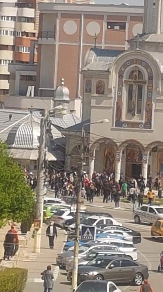 Nu contează PANDEMIA! Au dat năvală la agheasmă! Justificarea curioasă a preotului