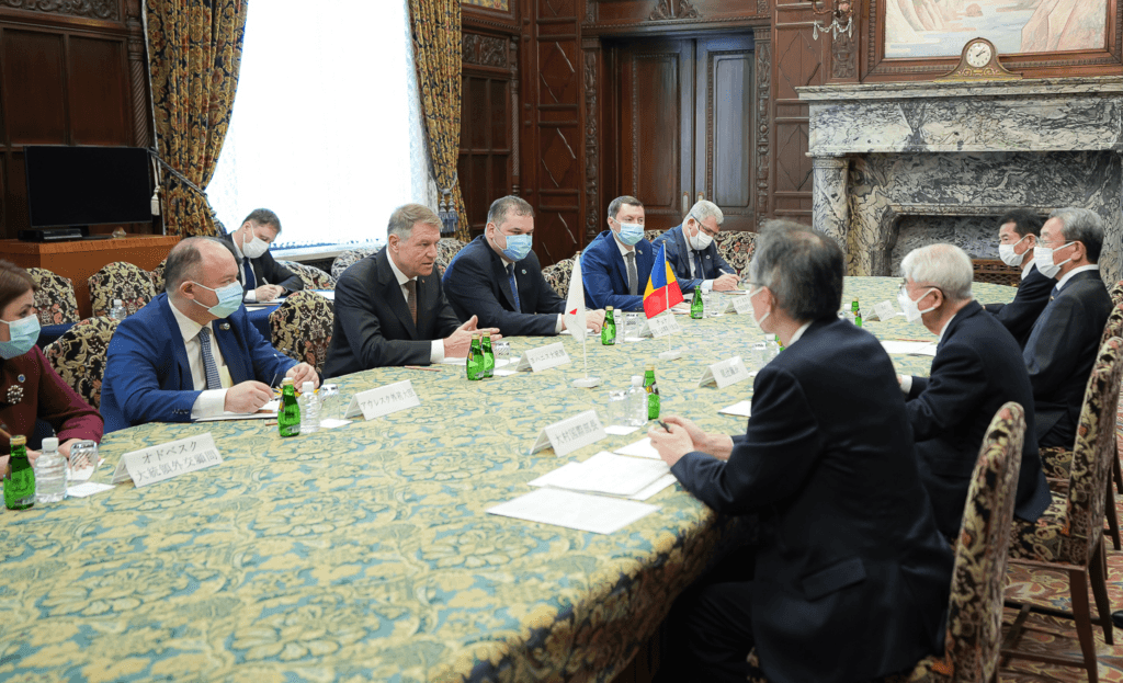 Iohannis, singurul fără mască în Japonia FOTO