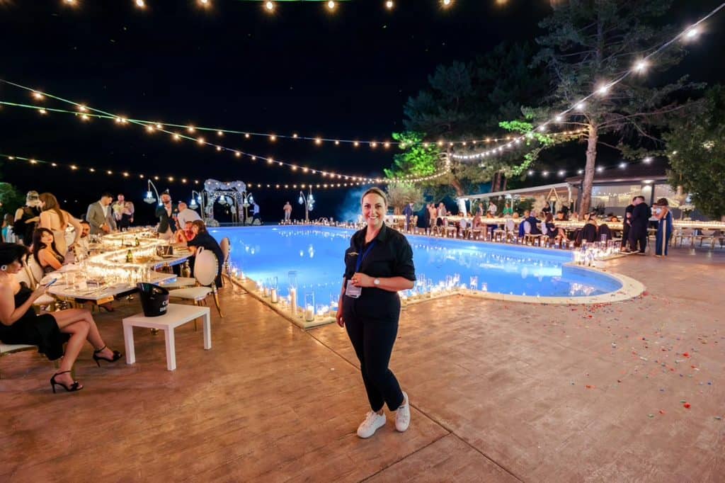 Afacere cu lux și voie bună într-un…hambar! Pariul imposibil câștigat de Carmen Ioniță, event planner-ul care a mutat petrecerile cu ștaif din ballroom-uri în mijlocul naturii