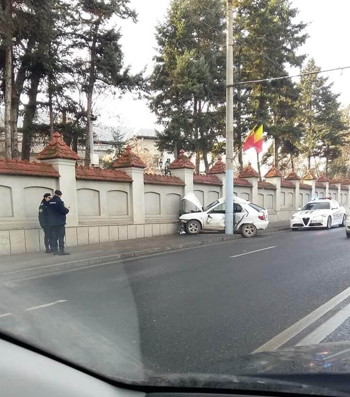 A dat cu mașina în gardul de la Cotroceni