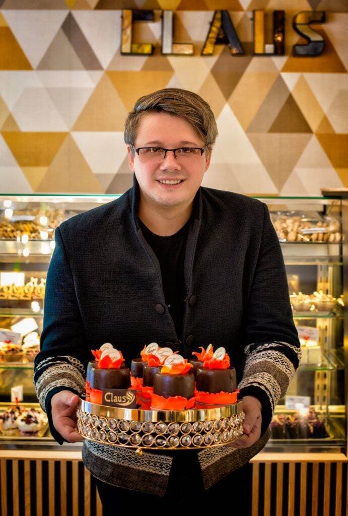 Fuego a debutat în rândul romancierilor. De ziua sa, și-a lansat povestea nespusă a vieții sale