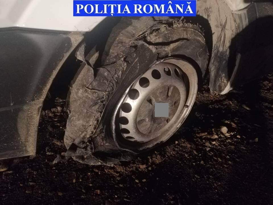 Poliția Română a primit în dotare benzi cu țepi. Cum arată o mașină care a trecut peste