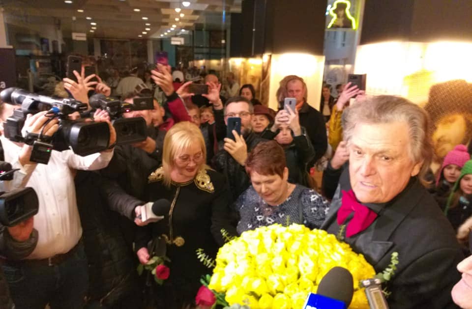 La mulți ani, Florin Piersic! Admirabil, marele actor sărbătorește 87 de ani în fața publicului. Urcă pe scenă cu casa de bilete închisă într-o nouă reprezentanție de istorie