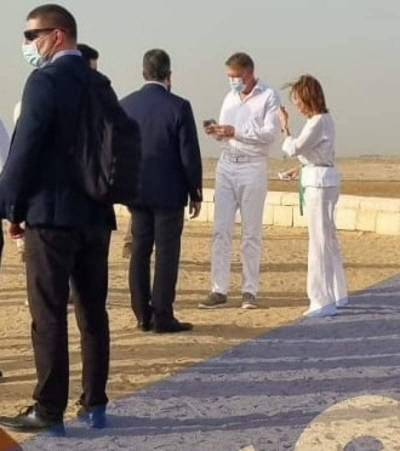 Țara arde și Iohannis s-a dus la Piramide! Turiștii, dați la o parte de un convoi uriaș de mașini