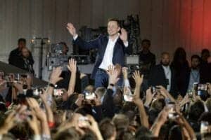 Fosta iubită a lui Elon Musk dă din casă. Cel mai bogat om de pe planetă doarme într-un pat găurit