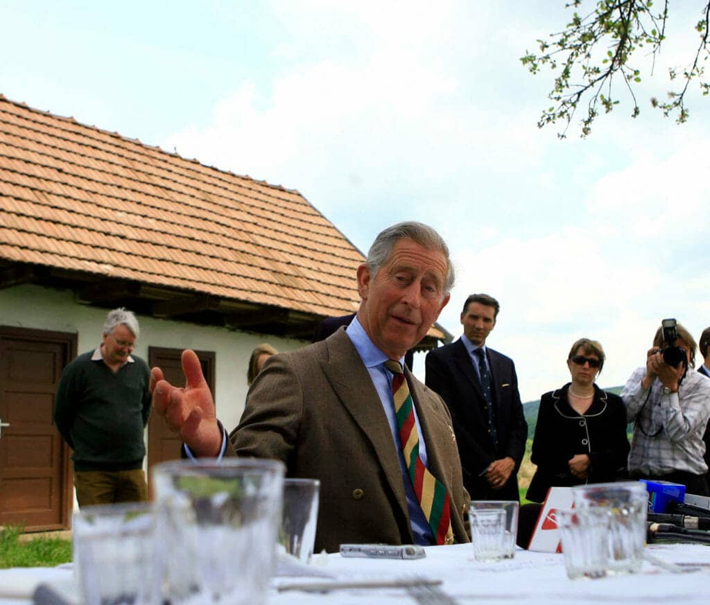 Charles al III-lea se întoarce la Viscri. Recent încoronatul rege vizitează domeniul său fără regina Camila
