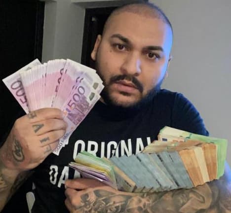 Florin Călinescu și-a făcut debutul pe TikTok certându-l pe Dani Mocanu. Manelistul s-a afișat cu un braț de bani, zice el, 7 milioane de euro /VIDEO
