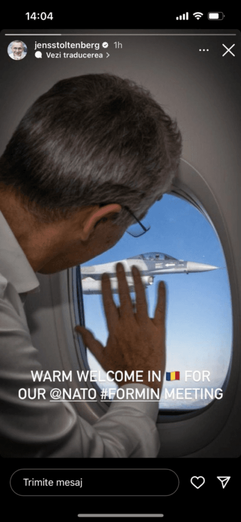 Șeful NATO, Jens Stoltenberg, salută dintr-un avion TAROM aeronava escortă F-16