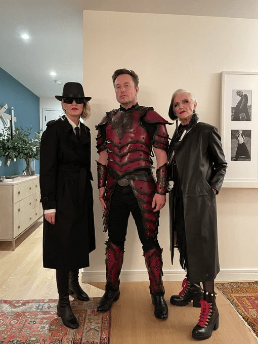 Elon Musk, supererou de Halloween! A pozat alături de mama sa, dar nu la Bran