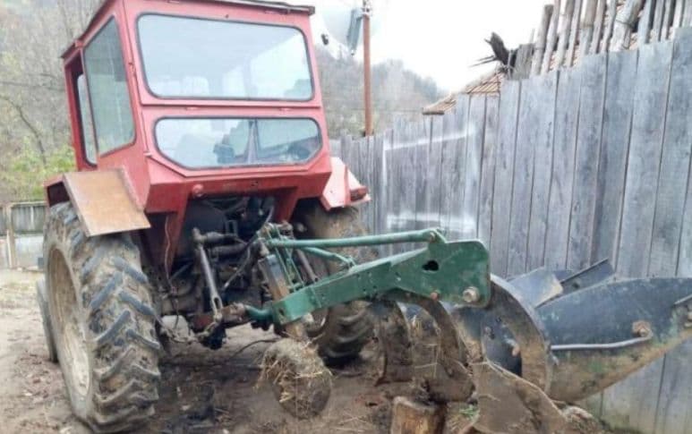 Au plecat la Mall cu tractorul. Cu tot cu plug. FOTO