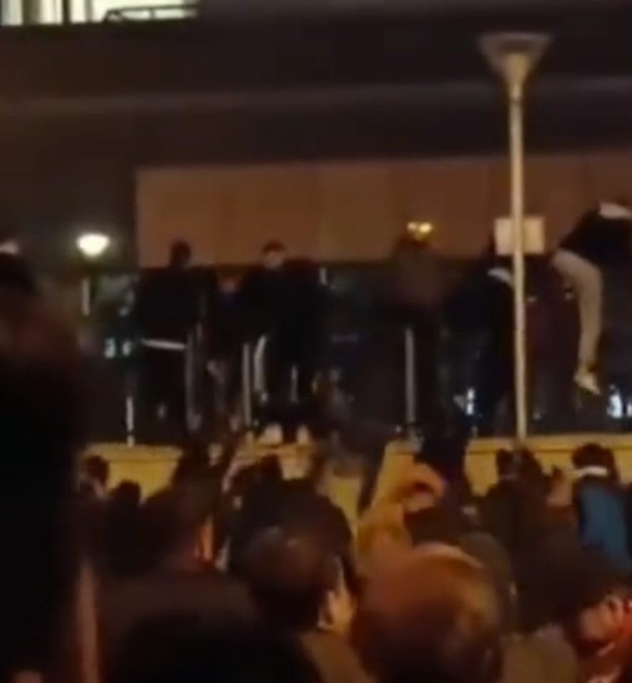 Ultima oră: Noapte albă în Turcia! Mii de oameni protestează împotriva Israelului, după bombardarea unui spital din Gaza