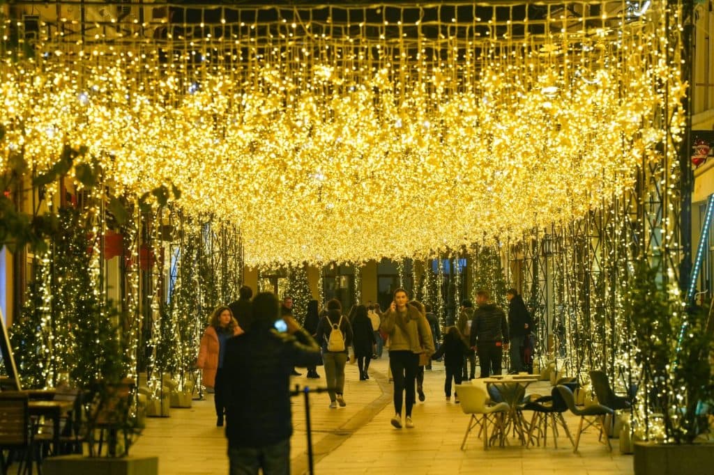 Moș Crăciun ar putea fi oltean sau ardelean? În seara aceasta, Craiova și Sibiu deschid primele târguri de Crăciun