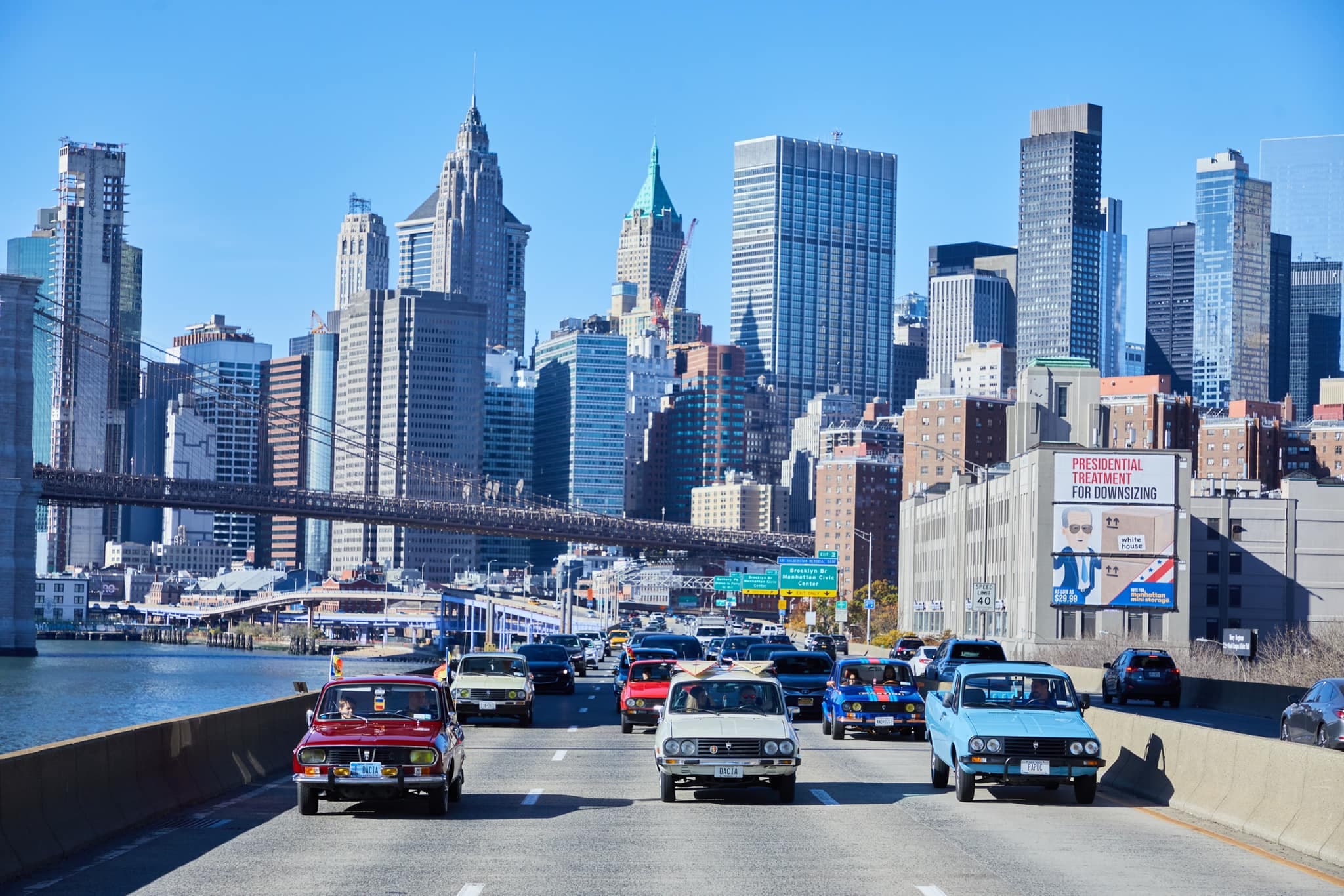 Inedit omagiu adus României în inima New York-ului: Dacia a defilat în metropola americană de Ziua Națională /FOTO