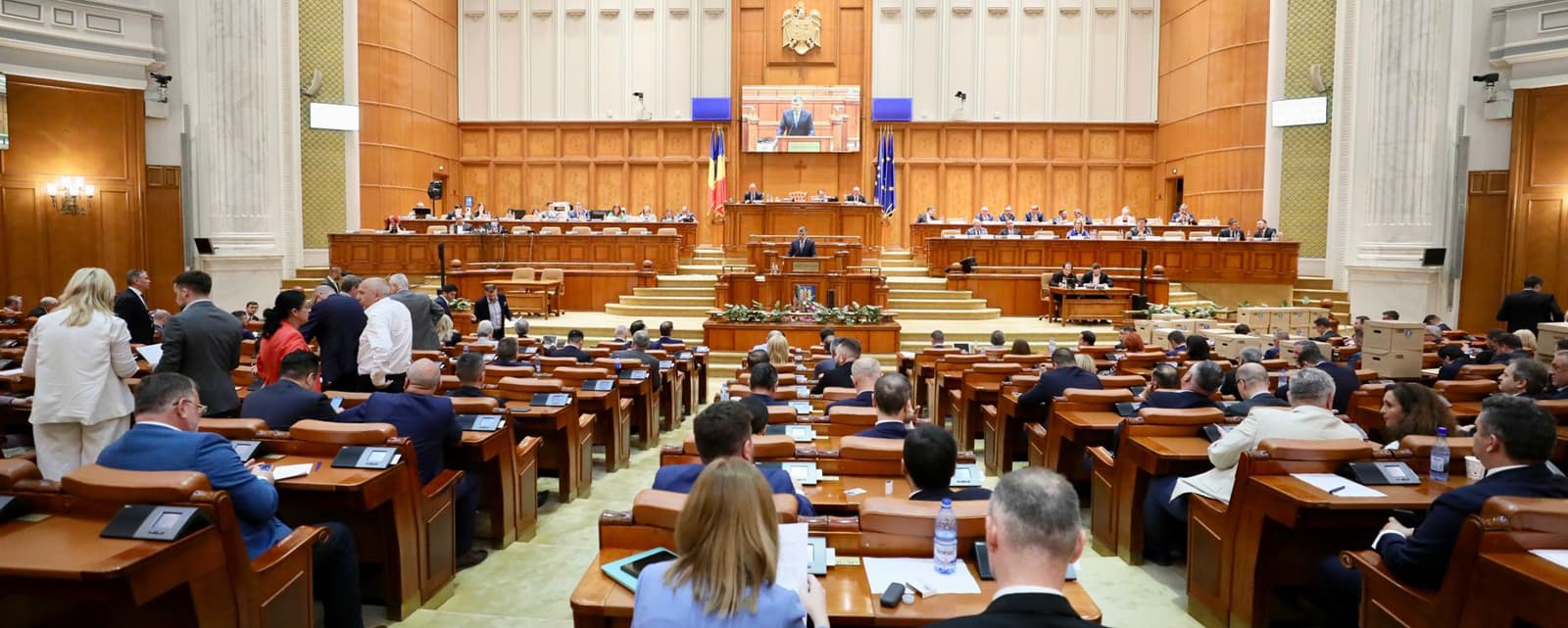 Pe ce criterii vor fi desființate cele 240 de posturi de la Deputați. Cum vor să taie factura la curent. DOCUMENT