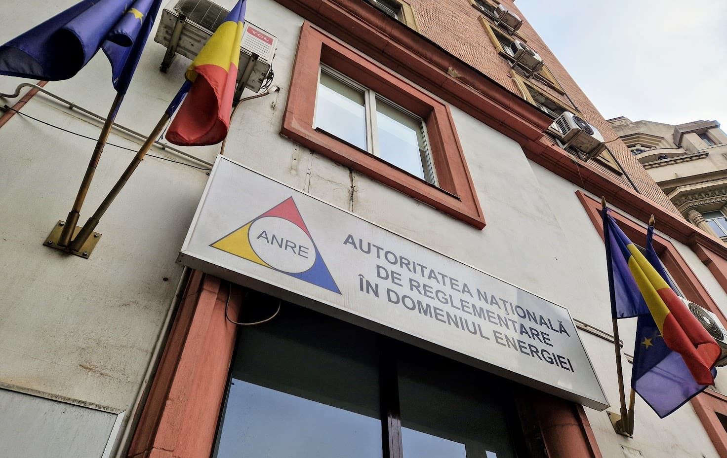 ANRE va majora tarifele de distribuție și transport energie electrică