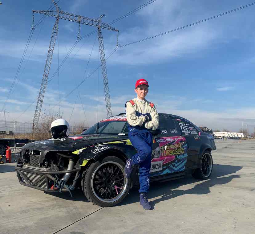 La 13 ani face furori pe circuitul de drift!