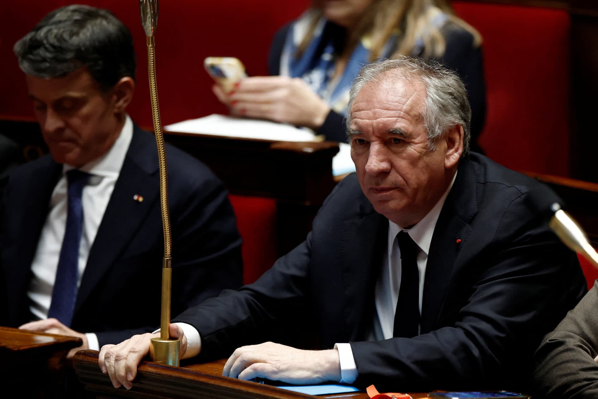 Guvernul minoritar francez supraviețuiește pentru a lupta încă o zi