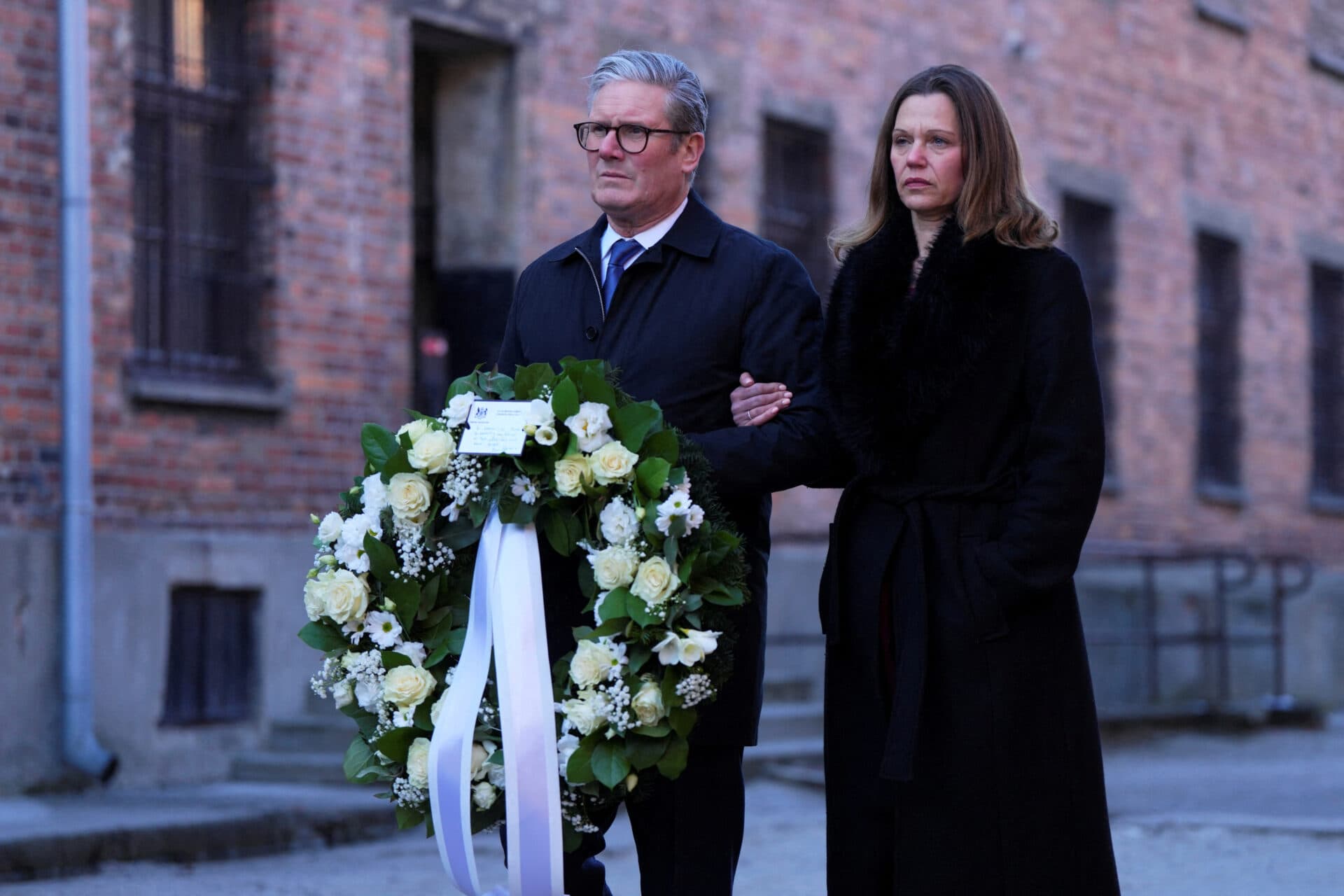 Premierul britanic, în vizită la Auschwitz: „Este absolut sfâșietor”