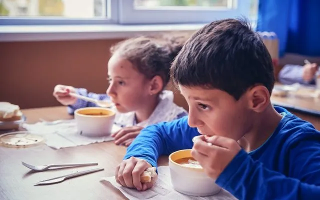 Programul ”Masa caldă la școală”. Statul alocă 15 lei pentru fiecare elev