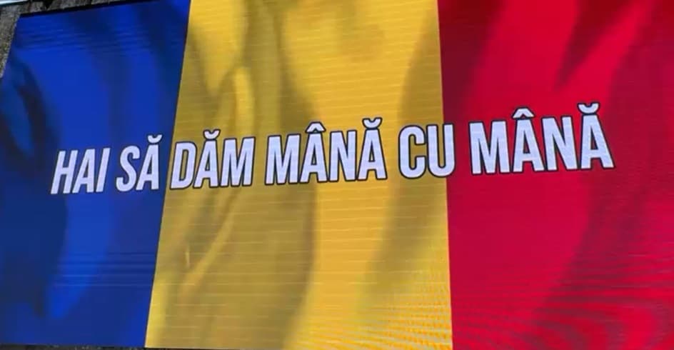 Joc și voie bună de Ziua Unirii Principatelor Române. Românii au dat mână cu mână la hora flash mob, la Câmpina