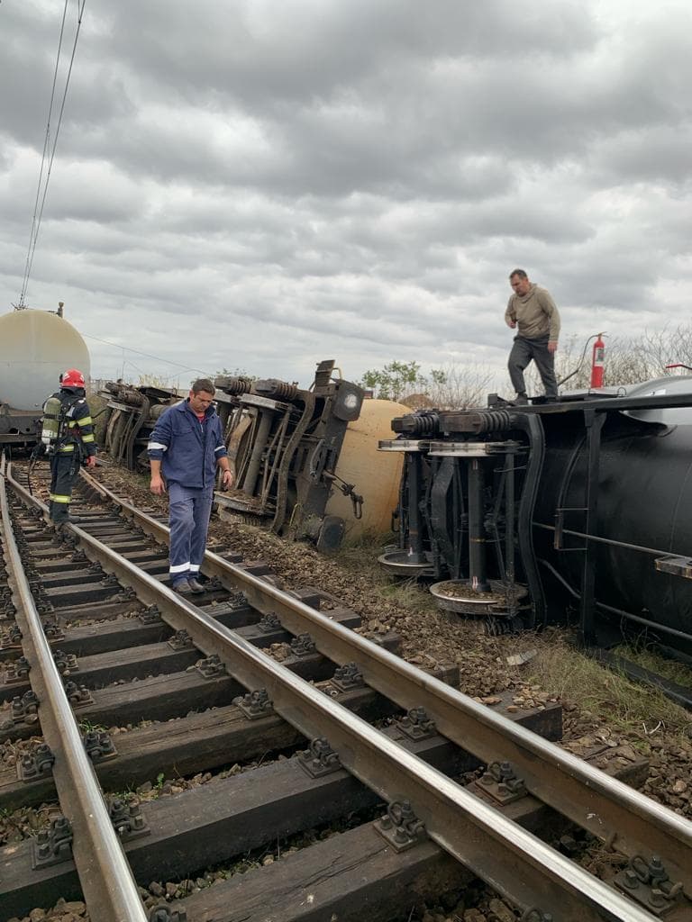 Circulaţia feroviară, afectată în următoarele zile între staţiile Craiova şi Caracal, din cauza deraierii trenului de marfă – Uenuri au fost anulate, altele circulă pe rută deviată şi s-au introdus trenuri suplimentare pentru preluarea pasagerilor