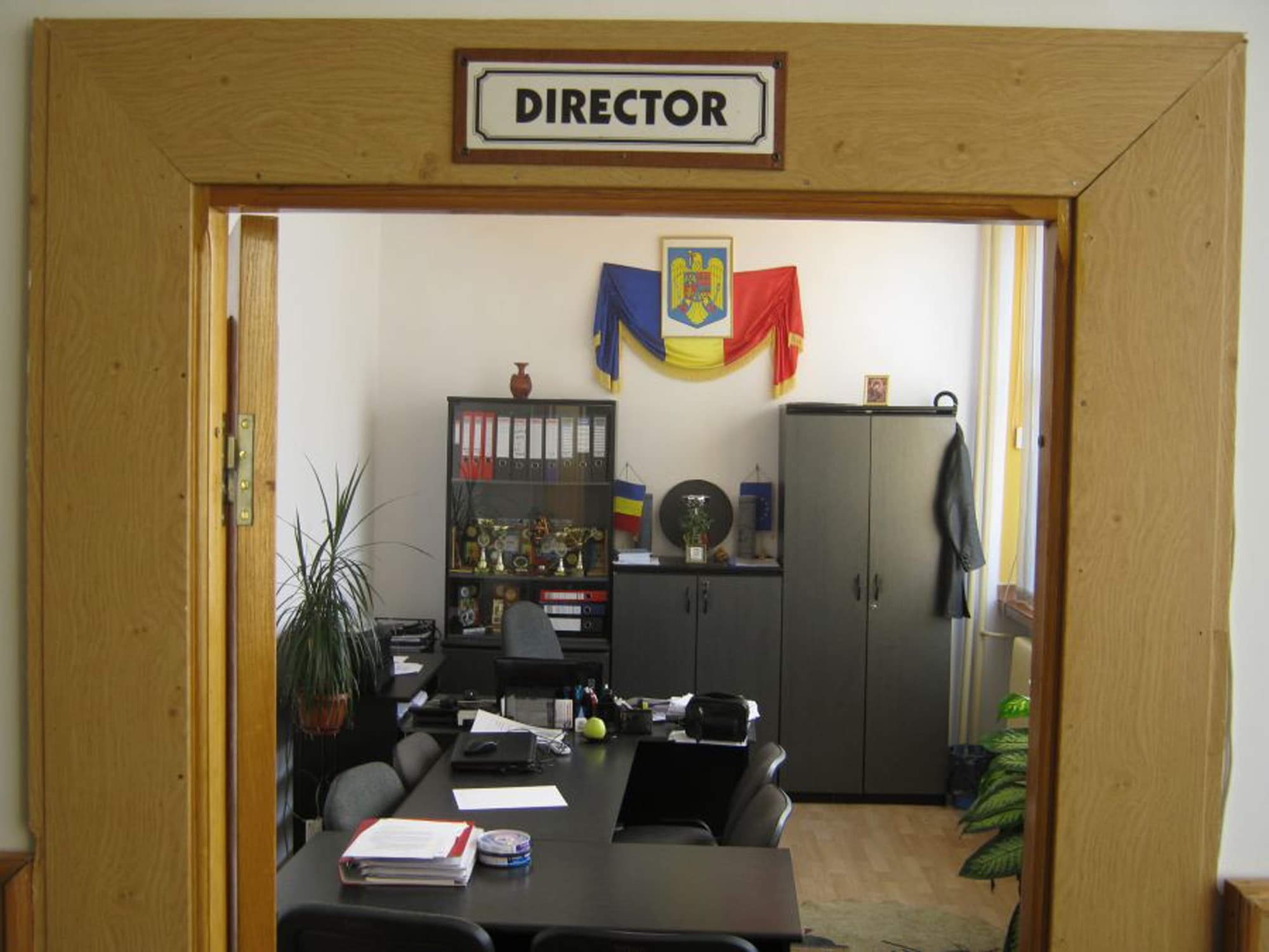 Directorii școlilor vor primi o creștere salarială