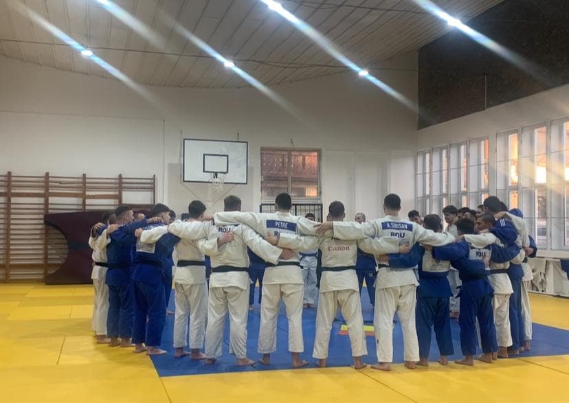Sportivii din loturile naționale de judo au încins Hora Unirii pe tatami