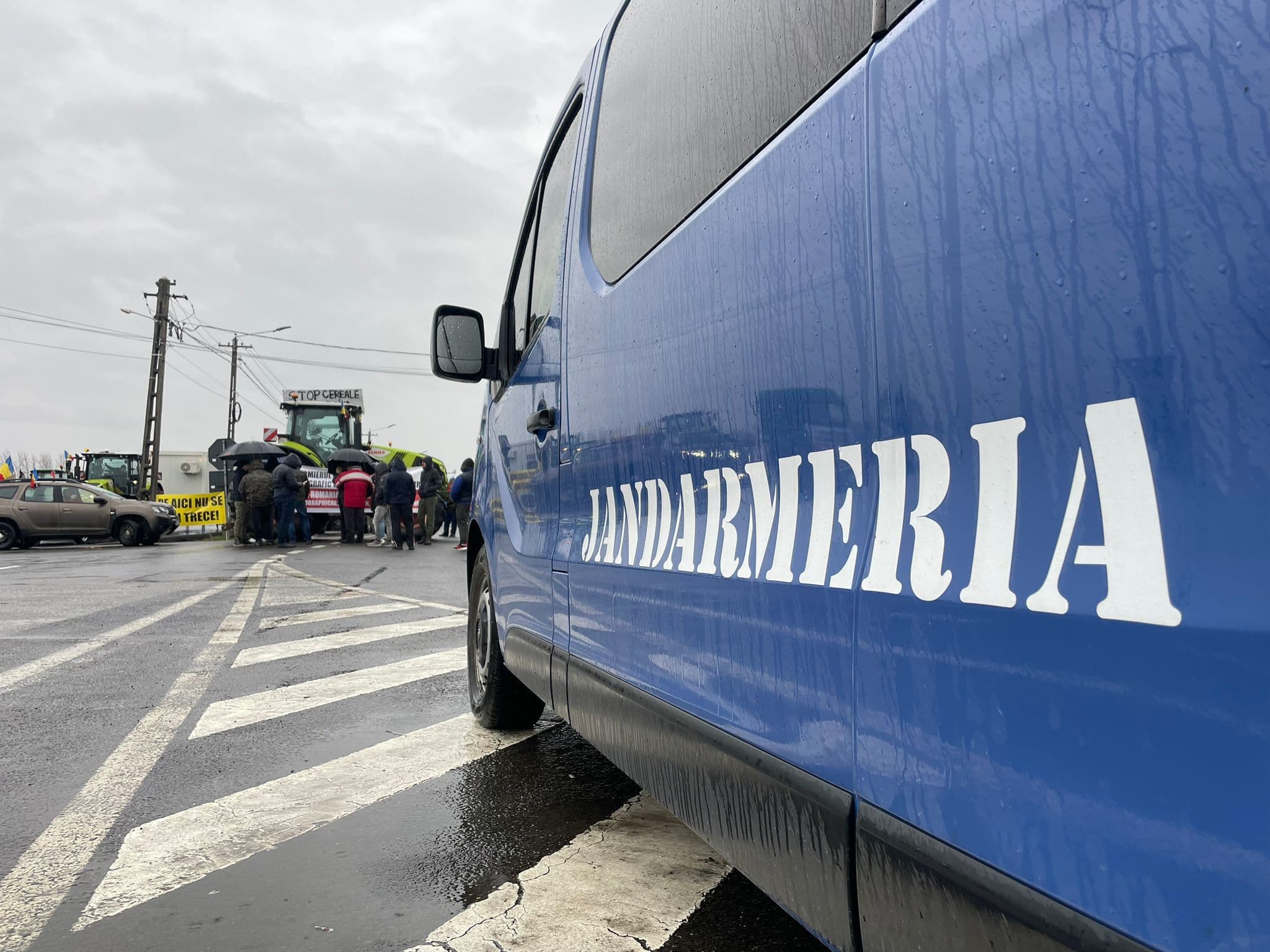 Traficul în Vama Siret a fost reluat / Număr foarte mare de camioane care aşteaptă să intre în ţară dinspre Ucraina