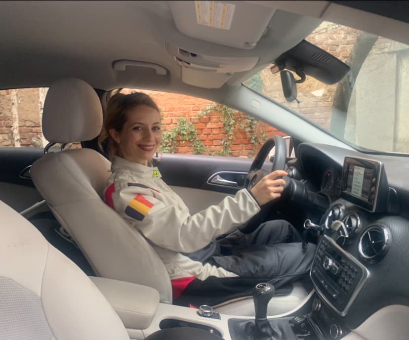 Raluca Tăculescu şi-a luat permisul la 37 de ani și face furori pe circuit!