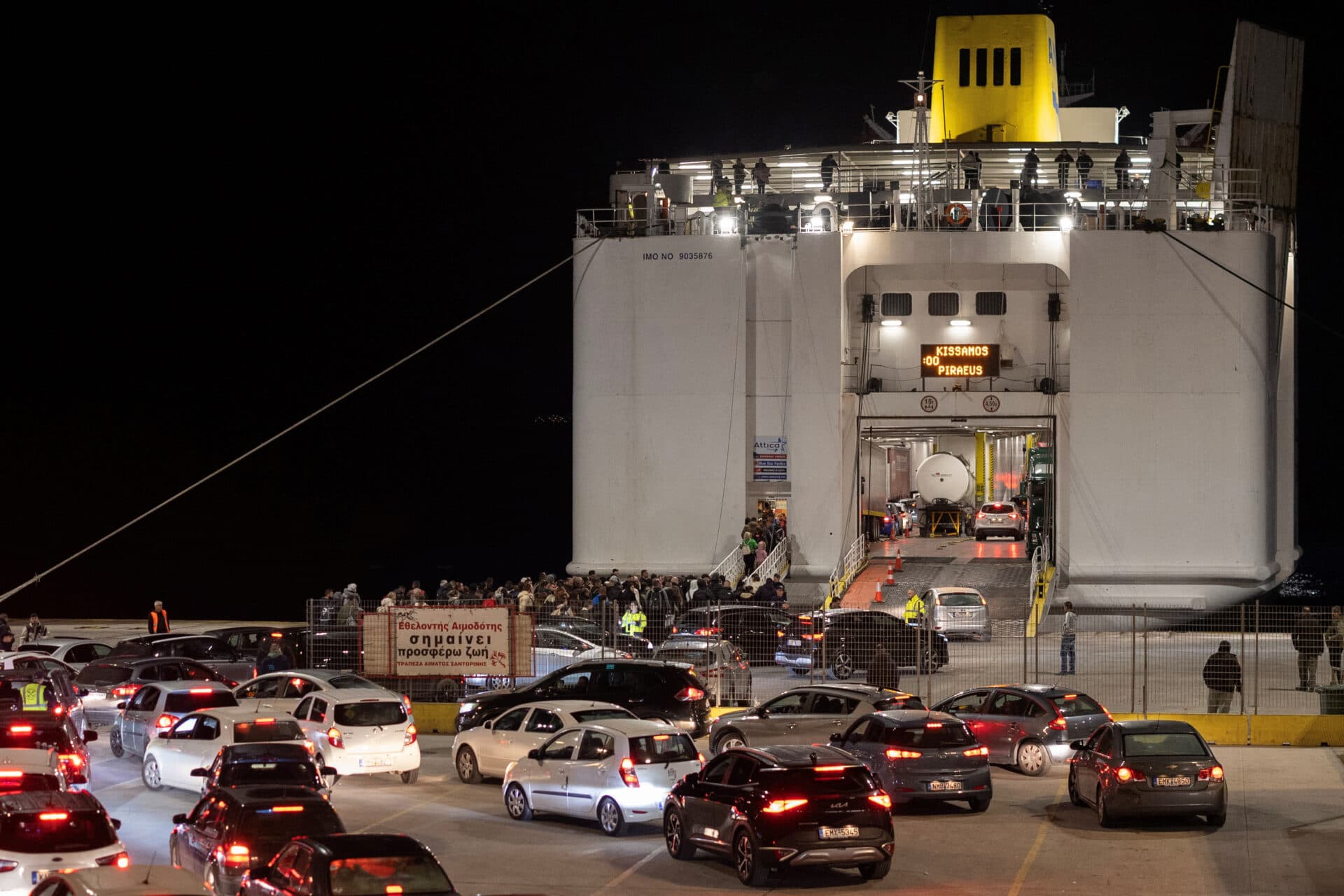 Santorini se cutremură! Locuitorii părăsesc insula în masă