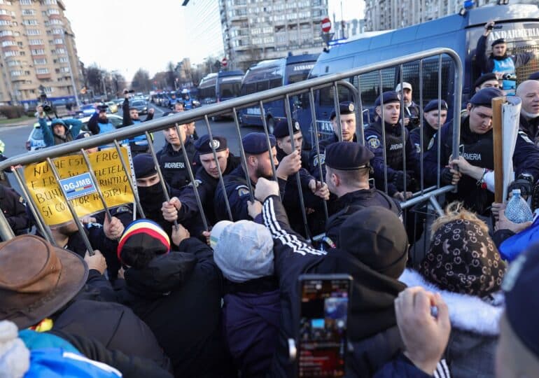 Incidente după demisia lui Iohannis. Protestatarii au forțat intrarea în Guvern/ Jandarmeria: „Au fost folosite substanțele iritant-lacrimogene”