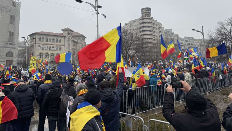 Miting AUR în București. Mii de susținători au blocat Bulevardul Magheru