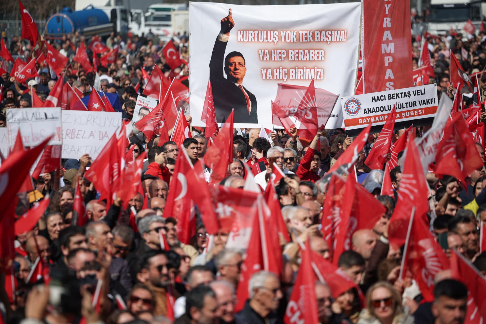 Furie în Turcia. Zeci de mii de oameni cer eliberarea primarului Istanbulului
