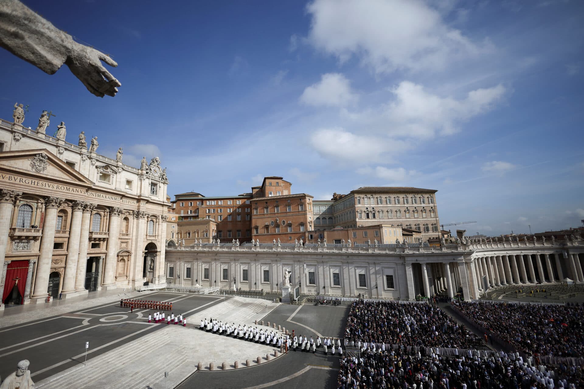 Papa Francisc, înapoi la oameni. Procesiune solemnă și un ultim omagiu mondial