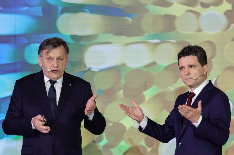Nicuşor Dan îl acuză pe Crin Antonescu că a cumpărat de la Virgil Măgureanu un apartament la preţ preferenţial. Cum se apără candidatul coaliției